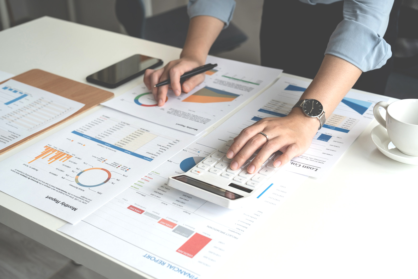 Femme comptable utilisant une calculatrice, comptabilité, budget financier