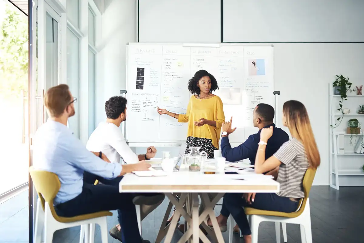 Equipe devant un tableau blanc en réunion