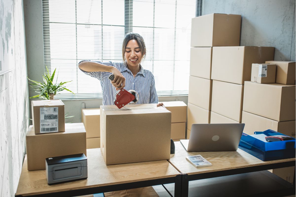 Femme entrepreneuse préparant les colis des articles vendus sur son e-commerce