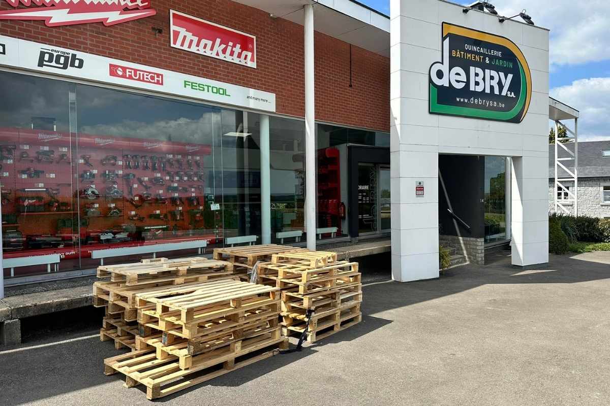 Façade de la quincaillerie Debry à Ciney et Méan