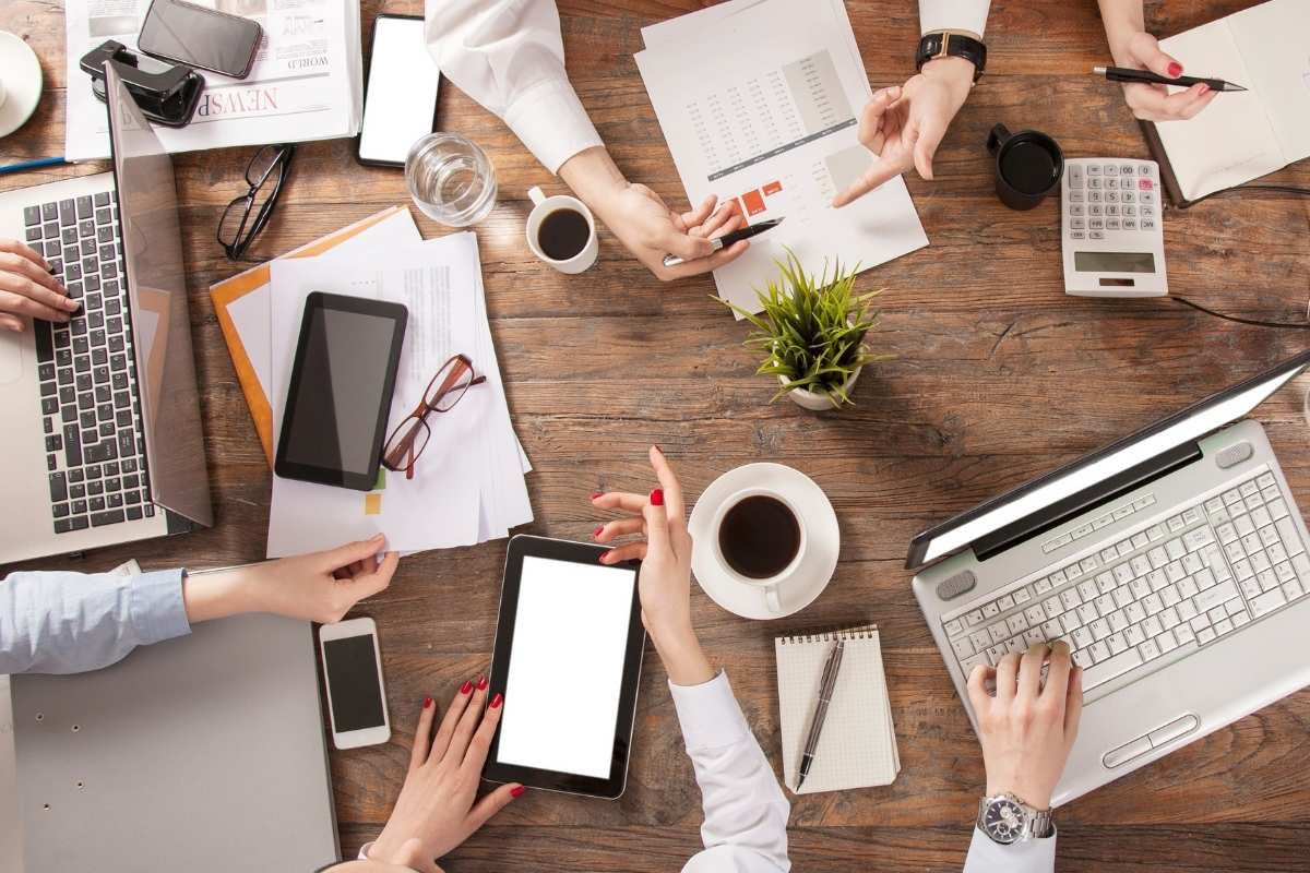 Vue de haut d'une table lors d'une réunion d'affaires sur la personnalisation de l'erp de l'entreprise