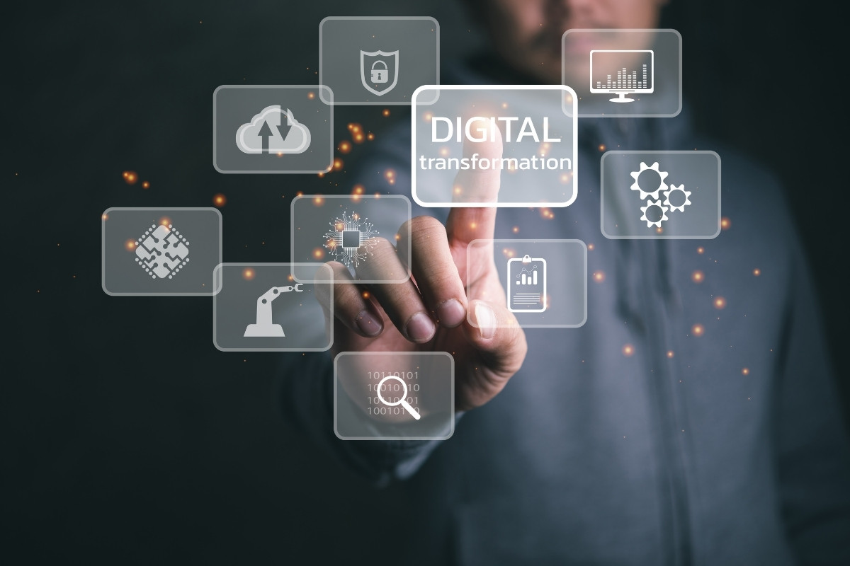 Homme en train de pointé du doigt des icônes pour illustrer la digitalisation d'enteprise